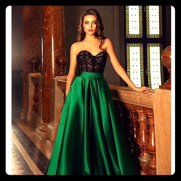 Oksana Muhka Dresses & Skirts - 🔥Gorgeous Green long Dress by Oksana Mukha 6/M